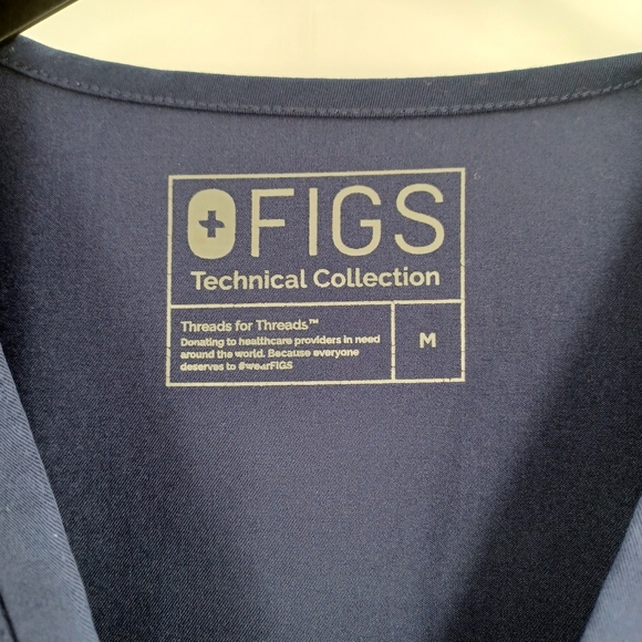 FIGS Casma Three-Pocket Scrub Top Technical Collection - Picture 9 of 10